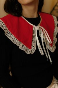 Gulerul Crăciuniță din țesătură românească de bumbac și dantelă fină, perfect pentru sărbătorile de Crăciun 2024