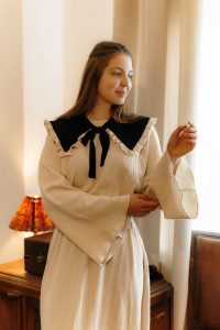 Rochia Lin din bumbac românesc, cu mâneci clopot și guler detașabil, potrivită și pentru gravide, din Colecția Toamnă-Iarnă 2024.