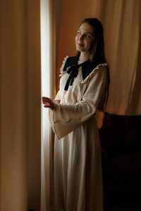 Rochia Lin din bumbac românesc, cu mâneci clopot și guler detașabil, potrivită și pentru gravide, din Colecția Toamnă-Iarnă 2024.