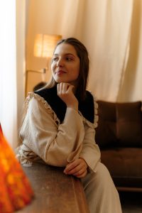 Rochia Lin din bumbac românesc, cu mâneci clopot și guler detașabil, potrivită și pentru gravide, din Colecția Toamnă-Iarnă 2024.