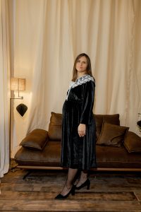 Rochia Nectaria din catifea neagră, cu guler detașabil din tulle brodat și mâneci clopot, potrivită și pentru femei însărcinate