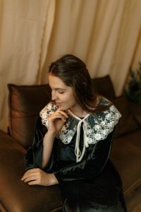 Rochia Nectaria din catifea neagră, cu guler detașabil din tulle brodat și mâneci clopot, potrivită și pentru femei însărcinate