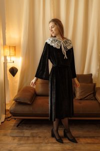 Rochia Nectaria din catifea neagră, cu guler detașabil din tulle brodat și mâneci clopot, potrivită și pentru femei însărcinate