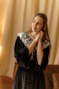 Rochia Nectaria din catifea neagră, cu guler detașabil din tulle brodat și mâneci clopot, potrivită și pentru femei însărcinate