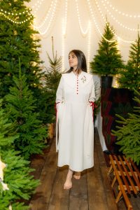 Rochia Turtă Dulce din Colecția Crăciun 2024, cu nasturi roșii, panglici de catifea și guler brodat detașabil.