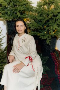 Rochia Turtă Dulce din Colecția Crăciun 2024, cu nasturi roșii, panglici de catifea și guler brodat detașabil.