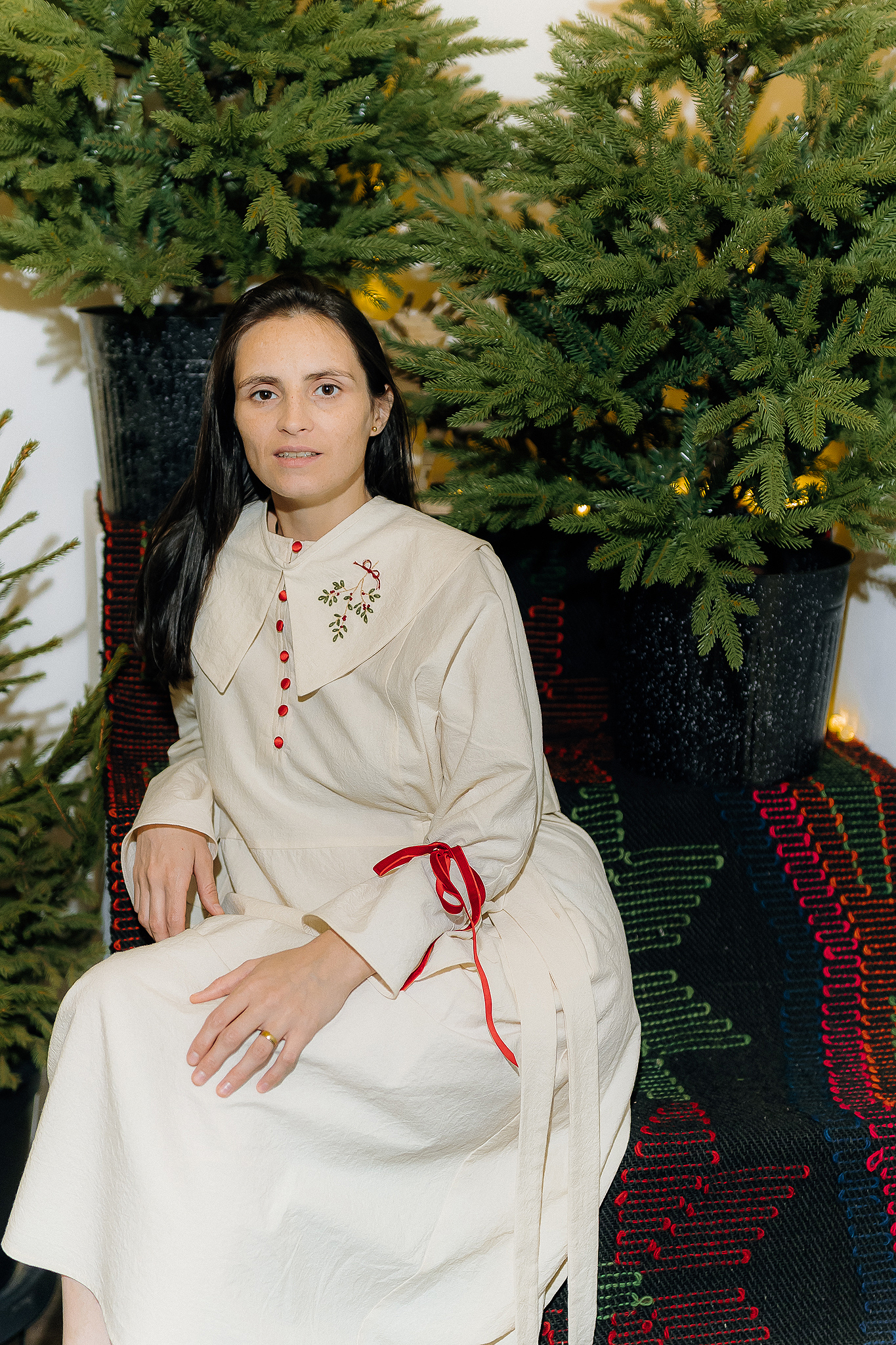Rochia Turtă Dulce din Colecția Crăciun 2024, cu nasturi roșii, panglici de catifea și guler brodat detașabil.