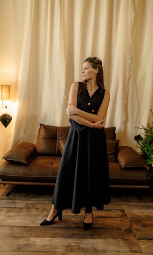 Setul Dragă doamnă – fustă și vestă din stofă neagră, cu nasturi aurii, din Colecția Toamnă-Iarnă 2024, ideal pentru evenimente speciale sau birou